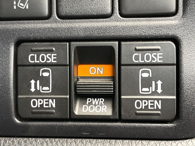 TOYOTA VOXY HYBRID 2021