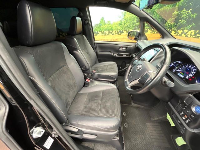 TOYOTA VOXY HYBRID 2021