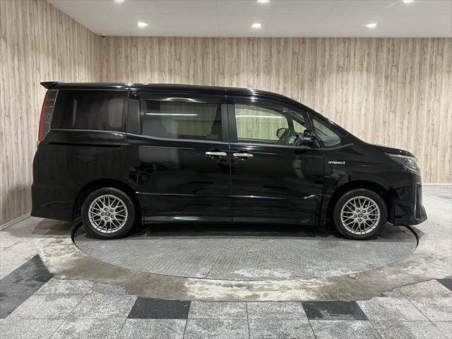 TOYOTA NOAH HYBRID 2018