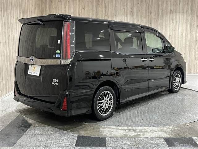 TOYOTA NOAH HYBRID 2018