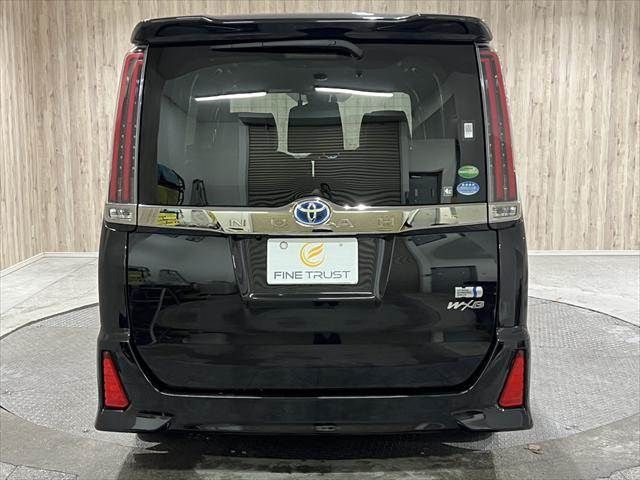 TOYOTA NOAH HYBRID 2018
