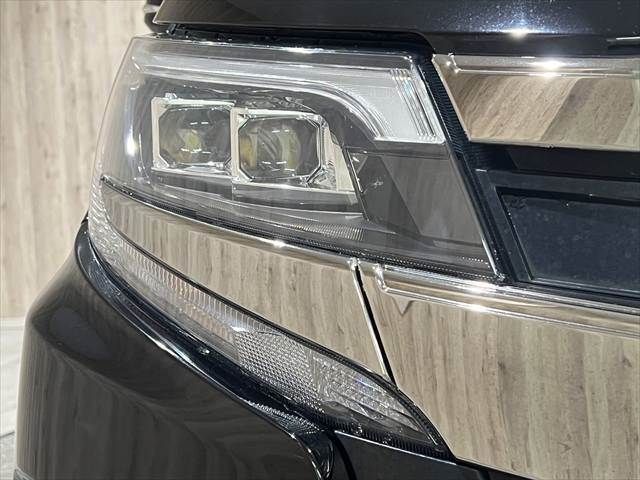 TOYOTA NOAH HYBRID 2018