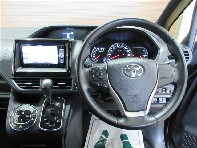 TOYOTA VOXY 2014