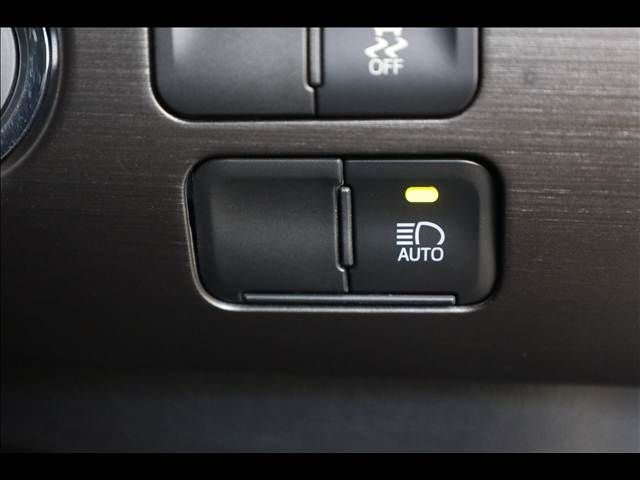 TOYOTA PRIUS PHV 2019