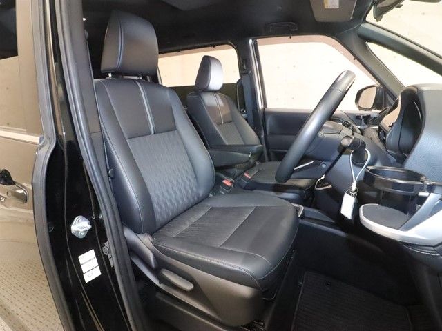 TOYOTA NOAH HYBRID 2022