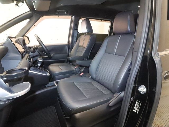 TOYOTA NOAH HYBRID 2022