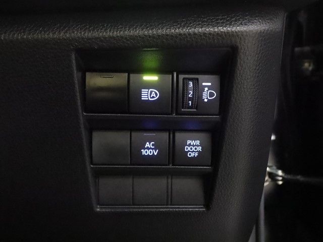 TOYOTA NOAH HYBRID 2022