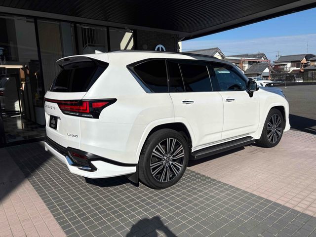 TOYOTA LEXUS LX600 2023