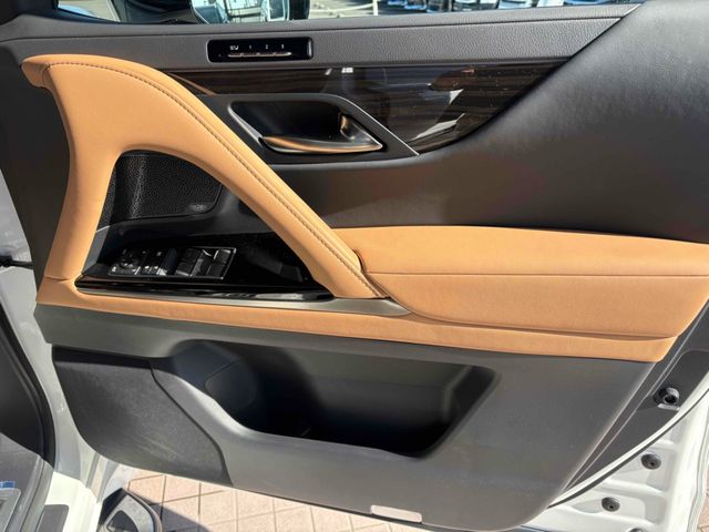 TOYOTA LEXUS LX600 2023