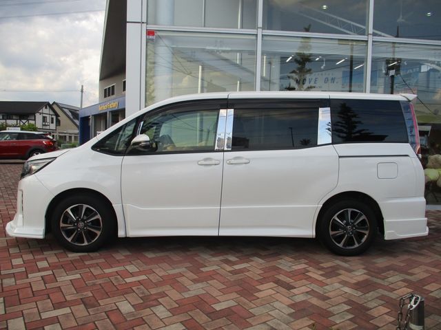 TOYOTA NOAH 2017