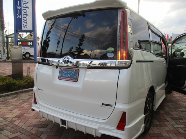 TOYOTA NOAH 2017