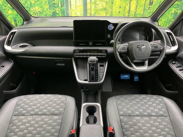 TOYOTA VOXY HYBRID 2022