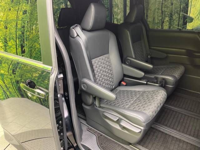 TOYOTA VOXY HYBRID 2022