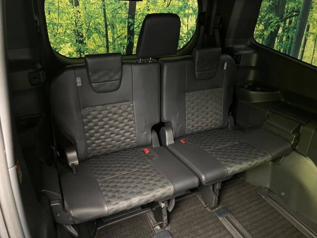 TOYOTA VOXY HYBRID 2022