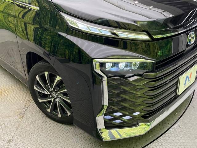 TOYOTA VOXY HYBRID 2022