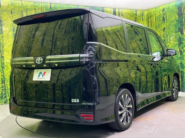 TOYOTA VOXY HYBRID 2022