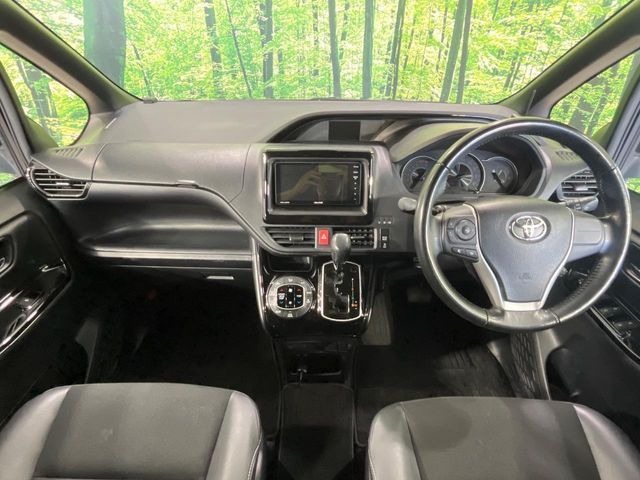 TOYOTA NOAH 4WD 2019
