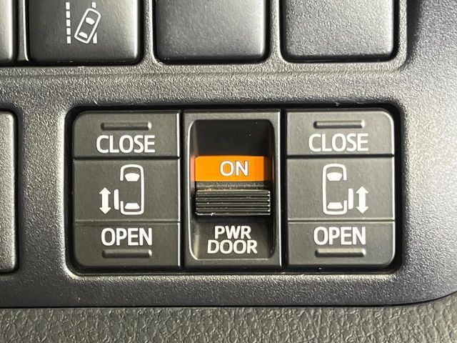 TOYOTA NOAH 4WD 2019