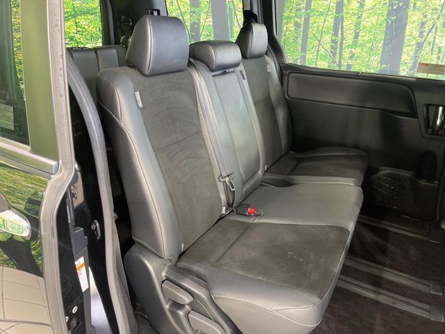 TOYOTA NOAH 4WD 2019