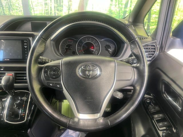 TOYOTA NOAH 4WD 2019