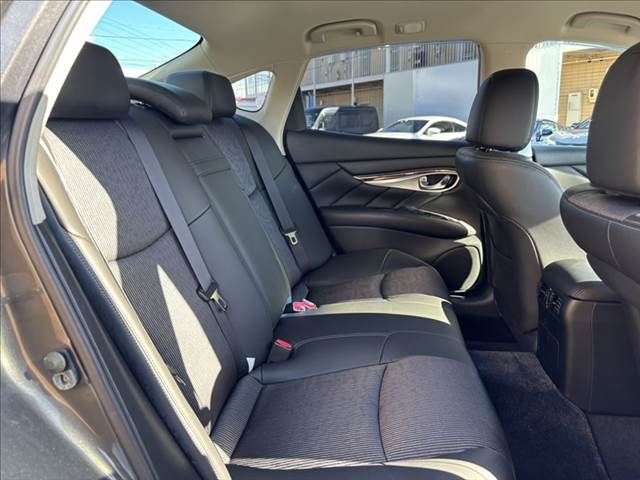 NISSAN FUGA HYBRID 2010