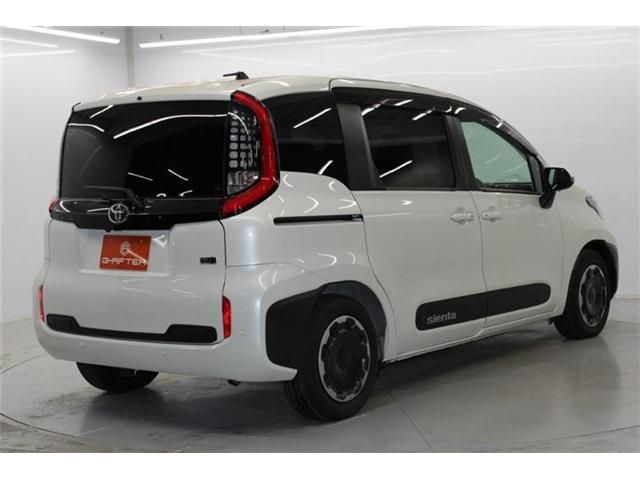 TOYOTA SIENTA HYBRID 2022