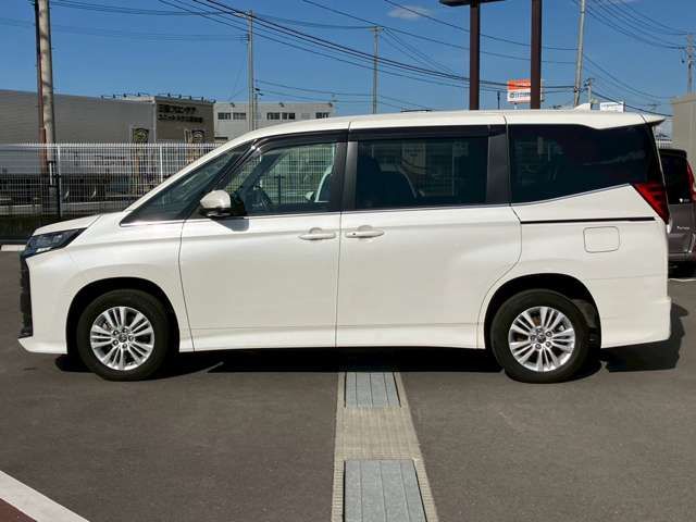 TOYOTA NOAH HYBRID 4WD 2023