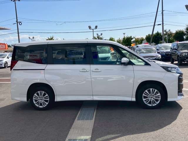 TOYOTA NOAH HYBRID 4WD 2023