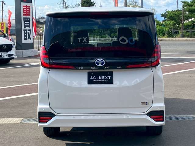 TOYOTA NOAH HYBRID 4WD 2023