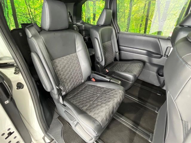 TOYOTA VOXY 4WD 2024