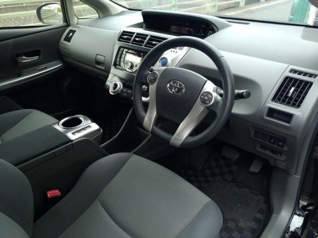 TOYOTA PRIUS Alpha 2012