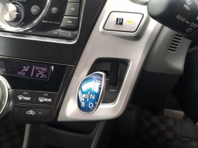 TOYOTA PRIUS Alpha 2012