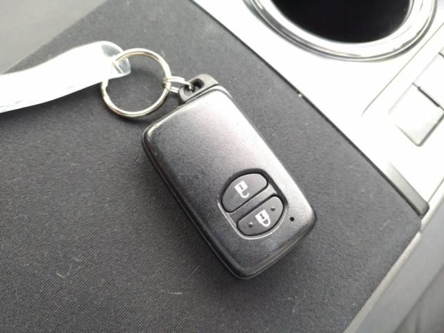 TOYOTA PRIUS Alpha 2012