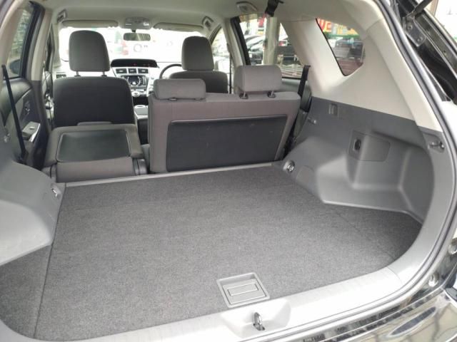 TOYOTA PRIUS Alpha 2012