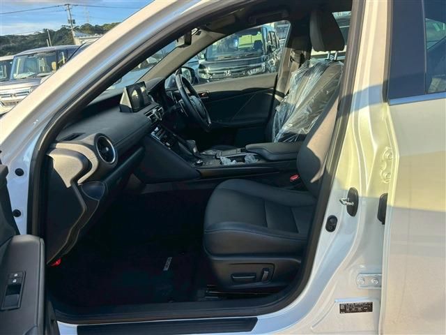 TOYOTA LEXUS IS300h 2022