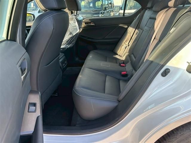 TOYOTA LEXUS IS300h 2022