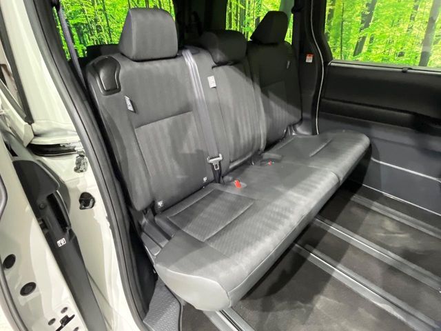 TOYOTA VOXY HYBRID 2025