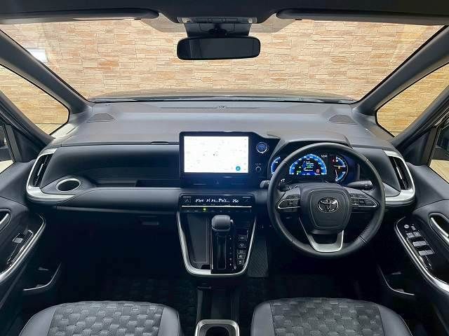 TOYOTA VOXY HYBRID 2023