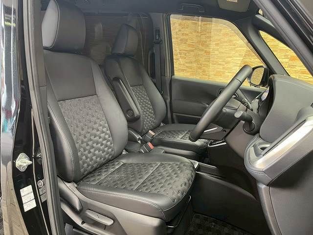 TOYOTA VOXY HYBRID 2023