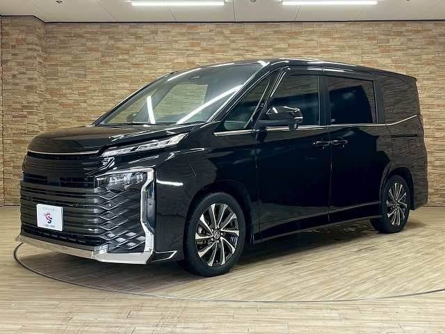 TOYOTA VOXY HYBRID 2023