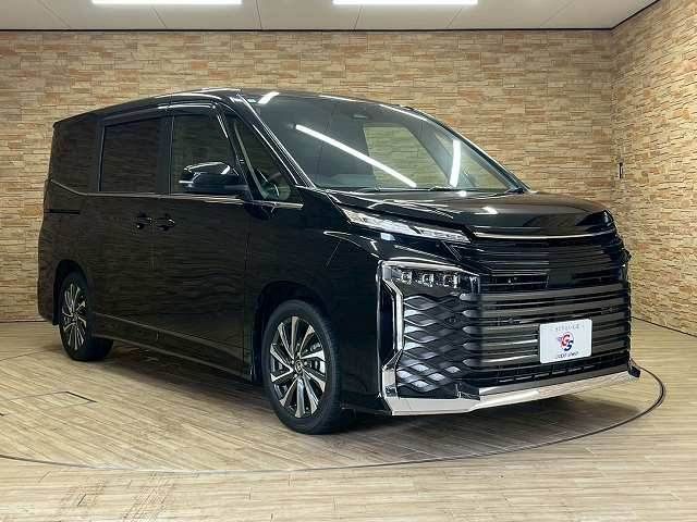 TOYOTA VOXY HYBRID 2023