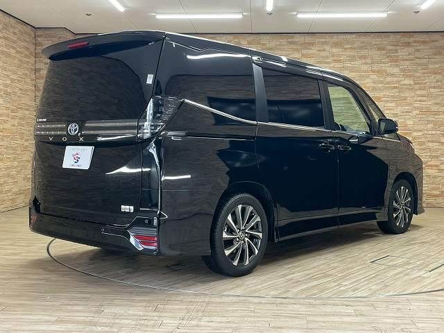 TOYOTA VOXY HYBRID 2023