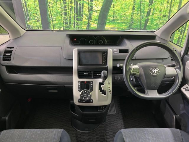 TOYOTA NOAH 2010