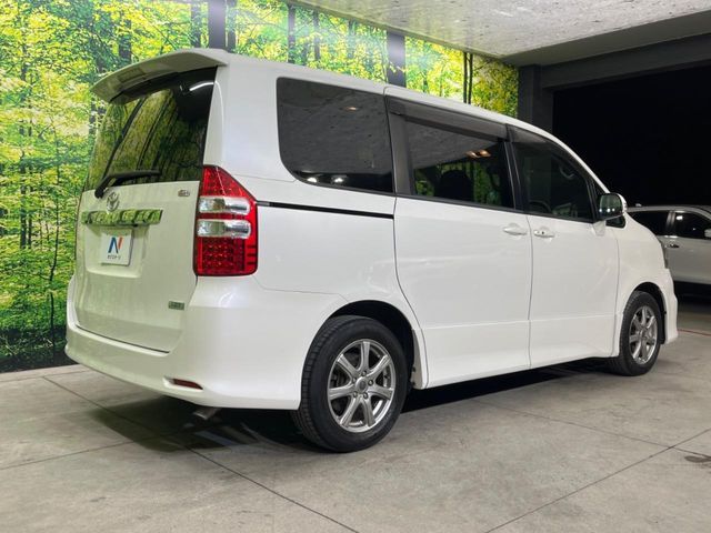 TOYOTA NOAH 2010