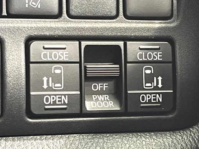 TOYOTA VOXY HYBRID 2018