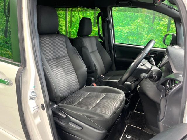 TOYOTA VOXY HYBRID 2018