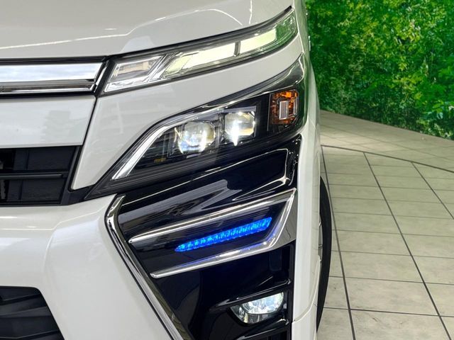 TOYOTA VOXY HYBRID 2018