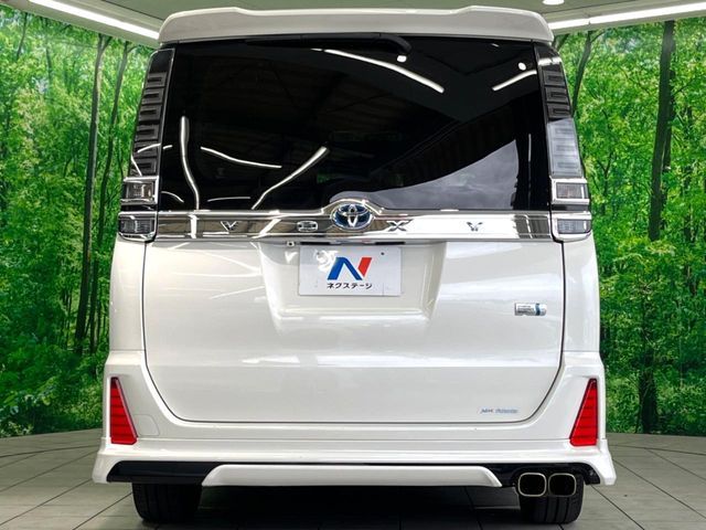 TOYOTA VOXY HYBRID 2018