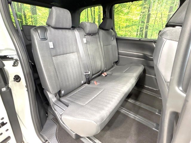 TOYOTA VOXY HYBRID 2025