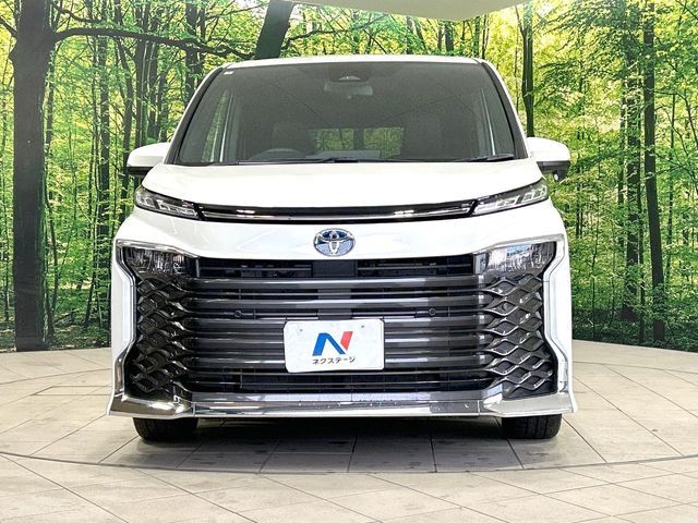 TOYOTA VOXY HYBRID 2025